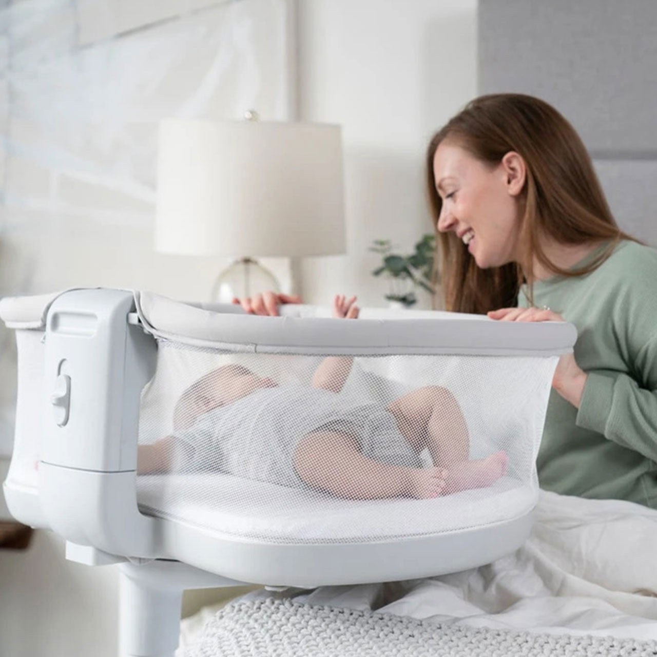 Halo Bassinest Swivel Sleeper 3.0- Bambi Baby