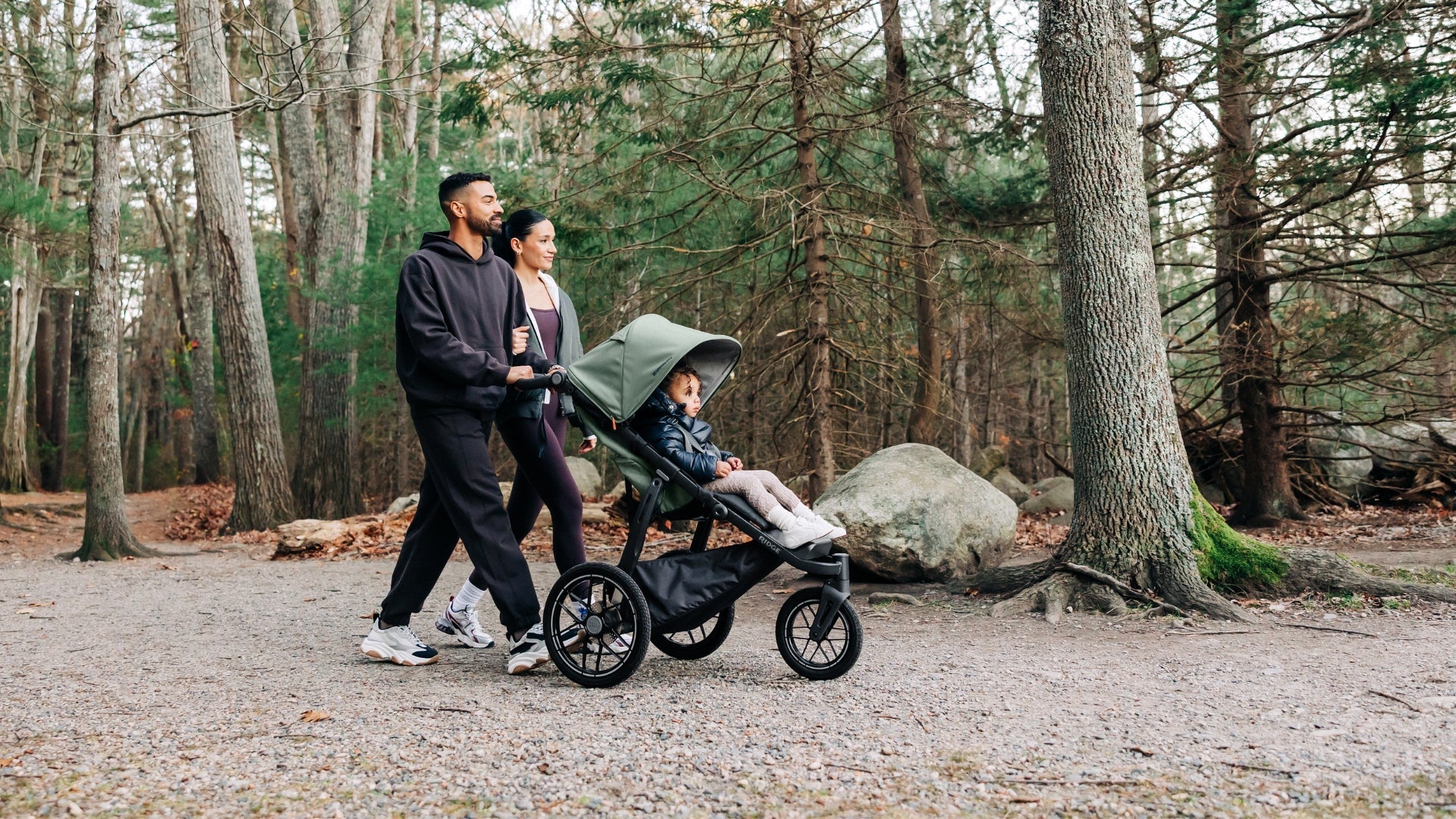 UPPAbaby Ridge V2 Dad pushing with mom through hiking trail