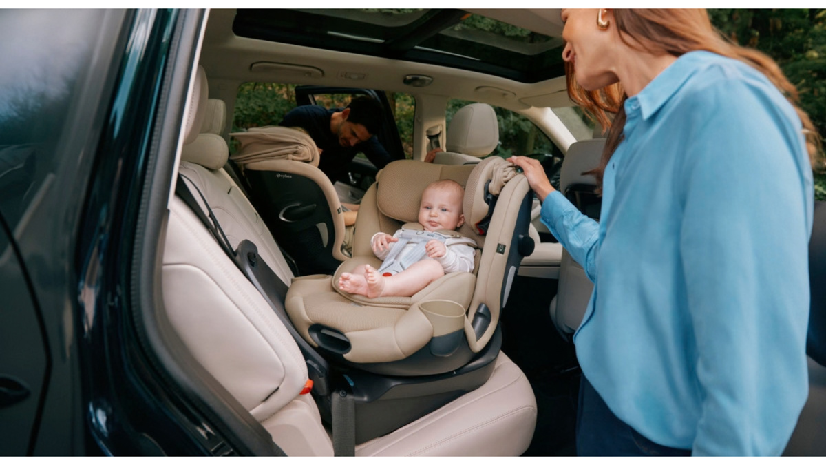 Mom and dad unloading their children from the Cybex Callisto 360 with the seats rotated towards the door on both sides of the vehicle