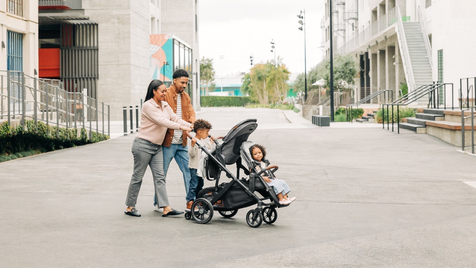 UPPAbaby VIsta V3 in double configuration with main seat, rumble seat and piggyback
