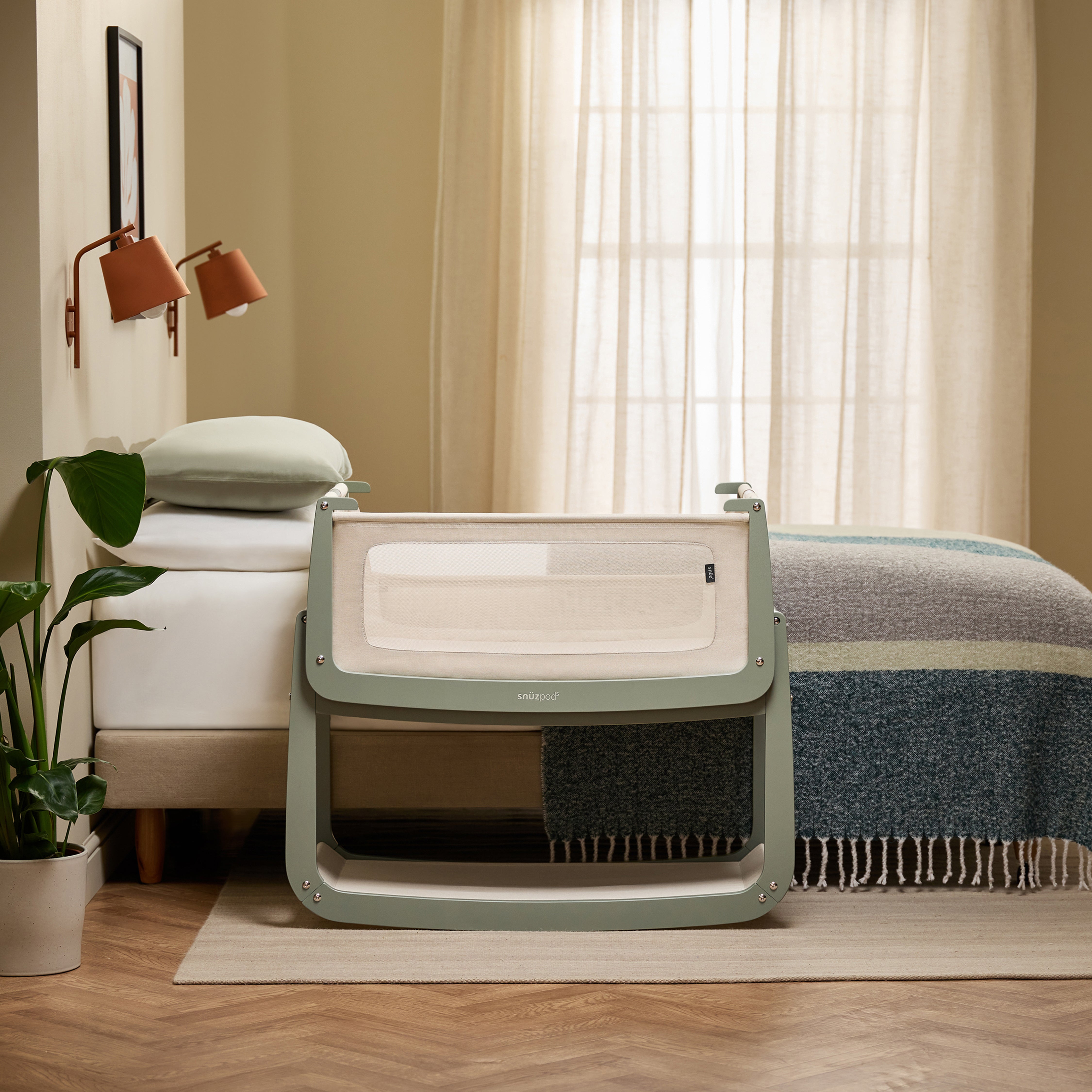 Snuz SnuzPod5 Bedside Bassinet Sage- Bambi Baby