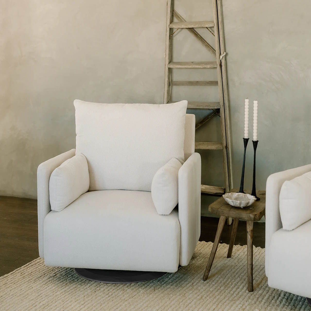 Oilo Ollie Recliner w/ Power in HP Whisper Cloud- Bambi Baby