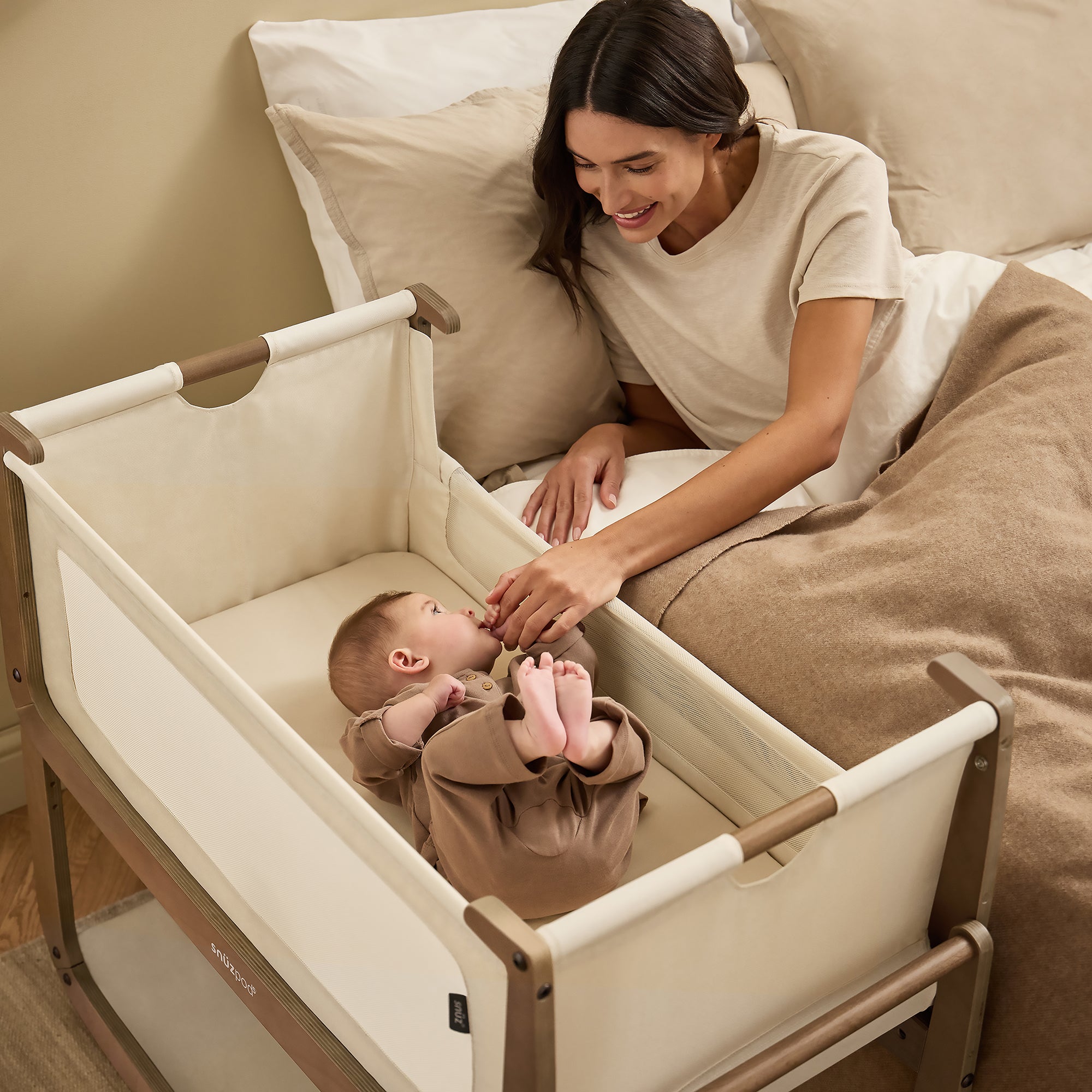 Snuz SnuzPod5 Bedside Bassinet - Walnut- Bambi Baby
