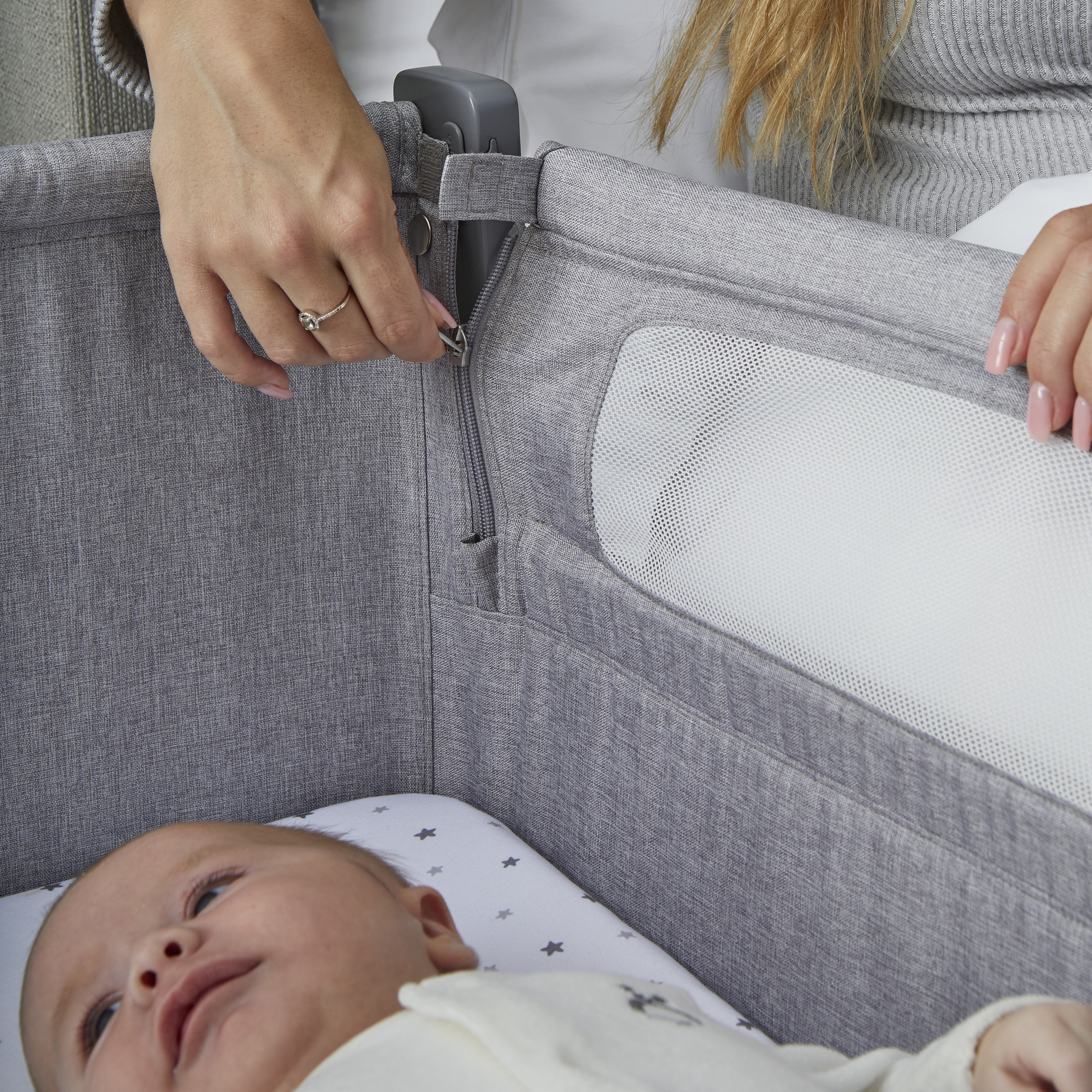 Shnuggle Air Lite Bedside Crib- Bambi Baby