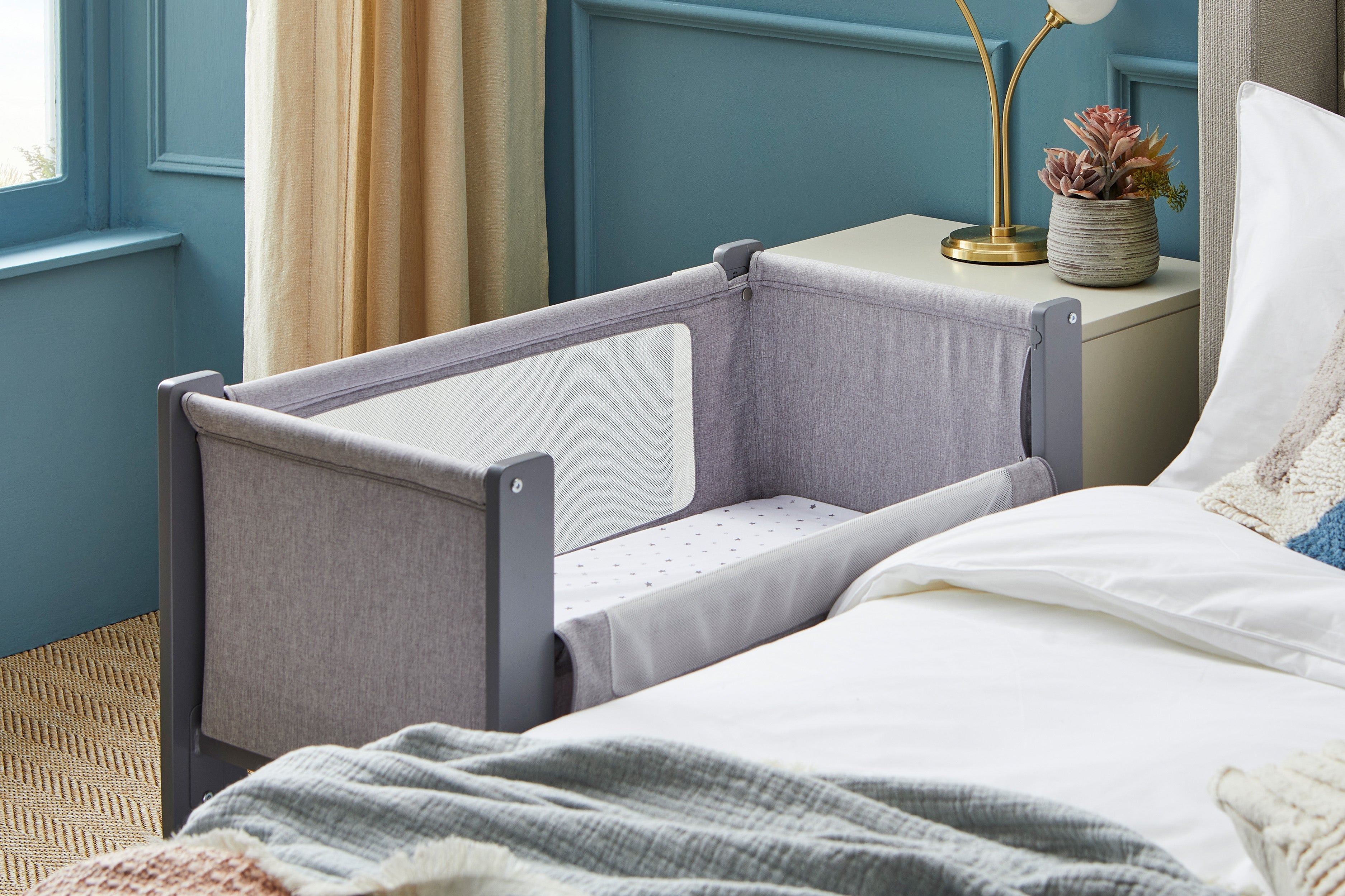 Shnuggle Air Lite Bedside Crib- Bambi Baby