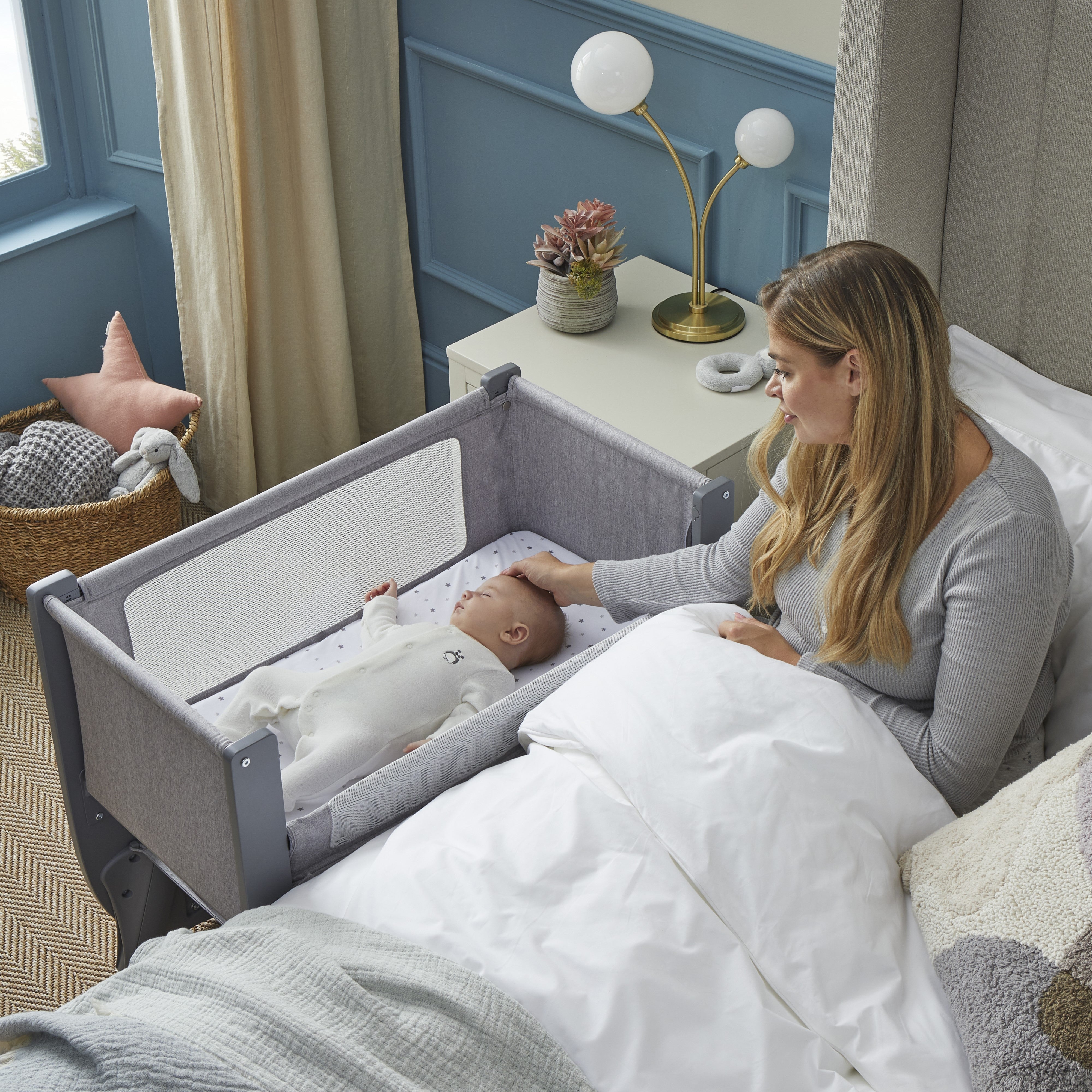 Shnuggle Air Lite Infant Crib- Bambi Baby