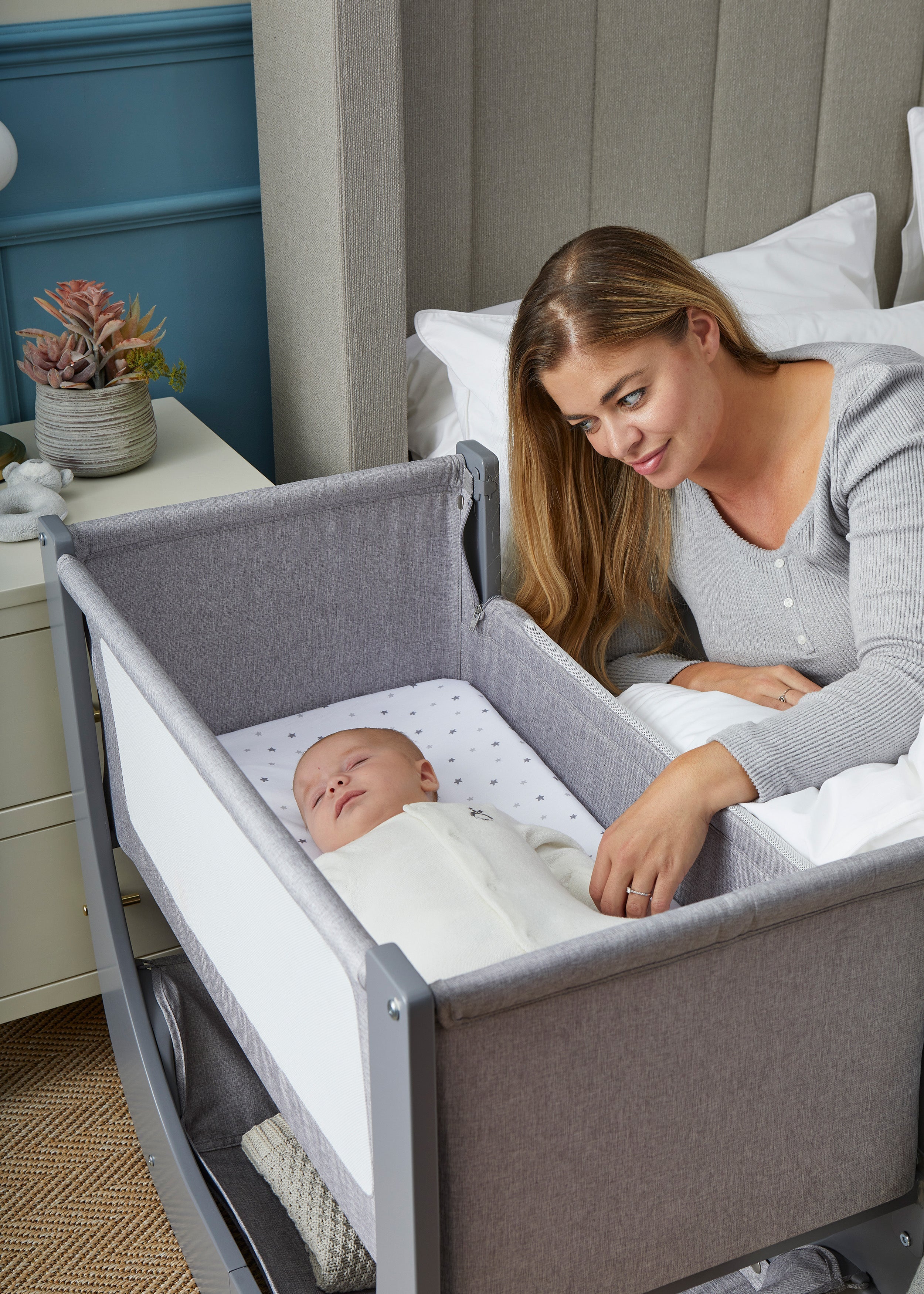 Shnuggle Air Lite Infant Crib- Bambi Baby
