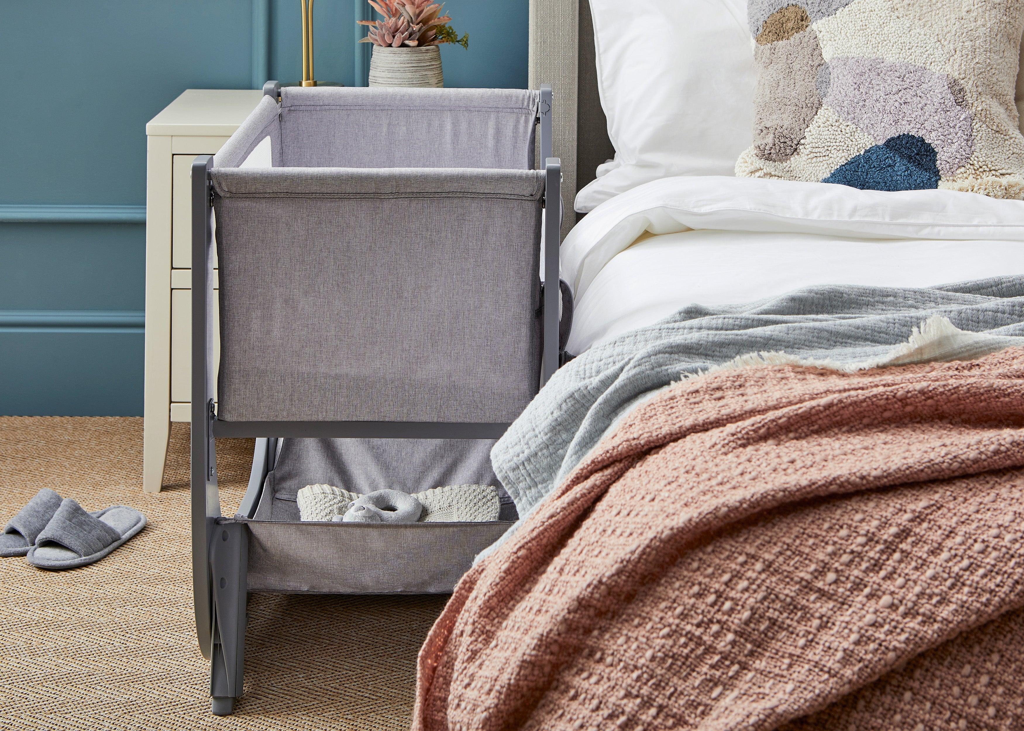 Shnuggle Air Lite Infant Crib- Bambi Baby