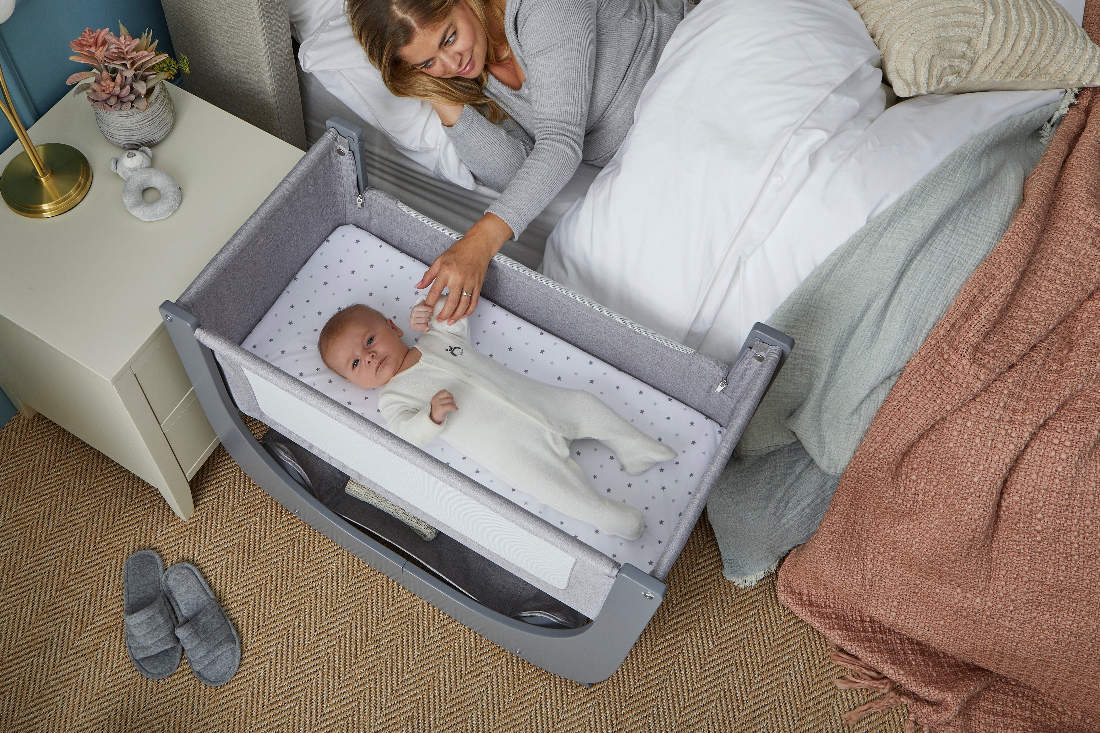 Shnuggle Air Lite Infant Crib- Bambi Baby