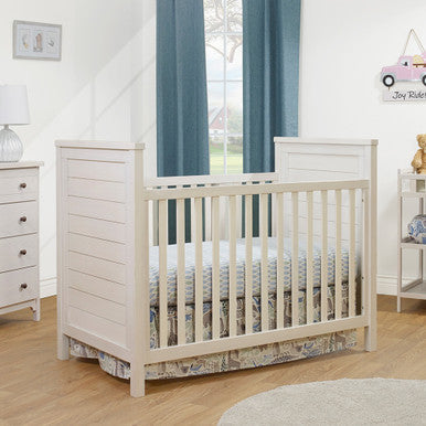 Cuna clásica de granja Sorelle en blanco desgastado- Bambi Baby