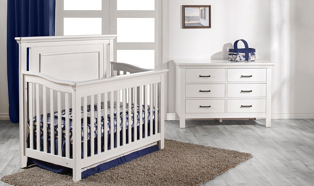 Fawn Baby Yosemite Conjunto de berçário de 2 peças - Berço de topo plano e cômoda dupla em branco vintage- Bambi Baby