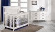 Conjunto de habitación infantil Fawn Baby Yosemite de 2 piezas: cuna con superficie plana y cómoda doble en blanco vintage - Bambi Baby