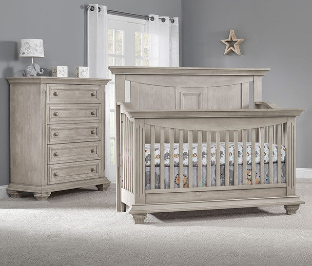 Oxford Baby Lakeville Conjunto de berçário de 2 peças com berço e cômoda de 5 gavetas em Stone Wash- Bambi Baby
