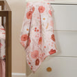 Manta de bebé de polar suave y acogedora con diseño floral y fresa de Bedtime Originals Flower Power - Bambi Baby