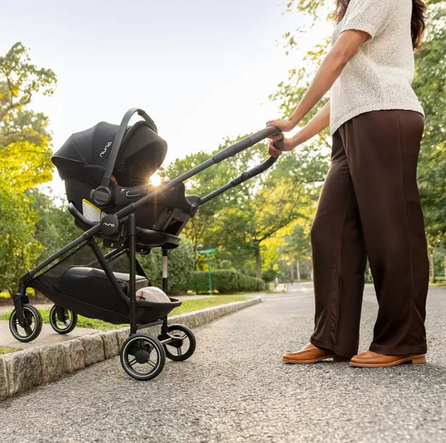 Marco Nuna Flex System + adaptador serie PIPA en color caviar- Bambi Baby