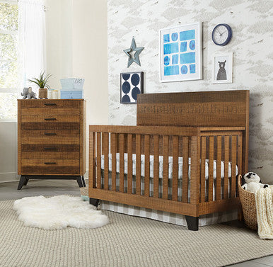 Juego de habitación infantil Westwood Urban Rustic de 2 piezas: 5 puertas y cuna convertible en color trigo cepillado- Bambi Baby