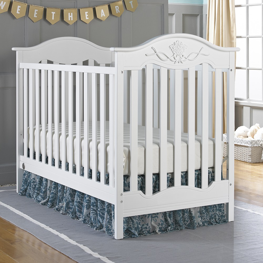 Fisher Price Charlotte Rose Traditional Crib in Snow White